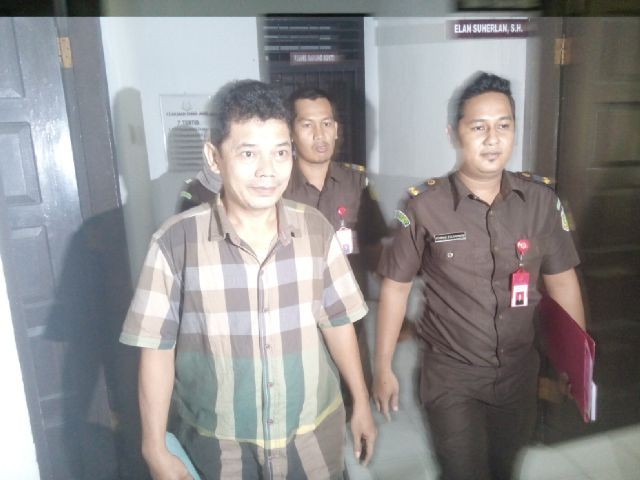 Tersangka Tunggul Halouan Silitunga, saat digelandang di Kantor Kejaksaan Tinggi Jambi